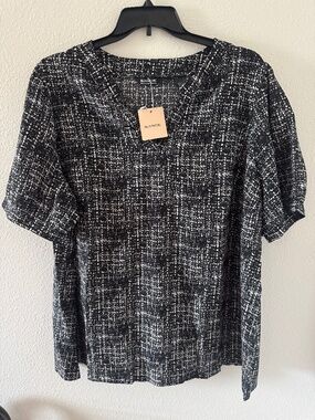 2 Bloomchic Short Sleeve Blouses NWT size 22/24